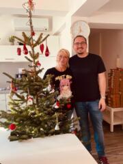 Karl-Heinz Daurer schmückt gemeinsam mit uns den jährlich von ihm gespendeten Weihnachtsbaum fürs Teddyhaus Linz