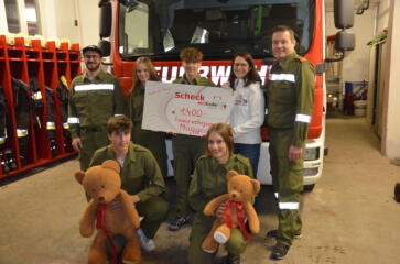 Feuerwehrjugend Möggers übergibt Spendenscheck