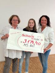 Mittelschule Hart überreicht Spendenscheck aus Charitylauf