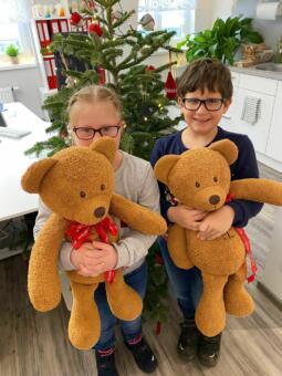 Herzteddy gespendet für HK Julia und Bruder Lukas